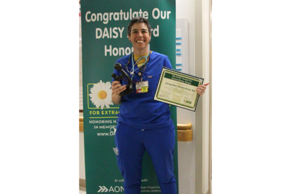 TUH-Main Campus nurse Jacqueline “Jackie” Vanderstreet with her DAISY Award.