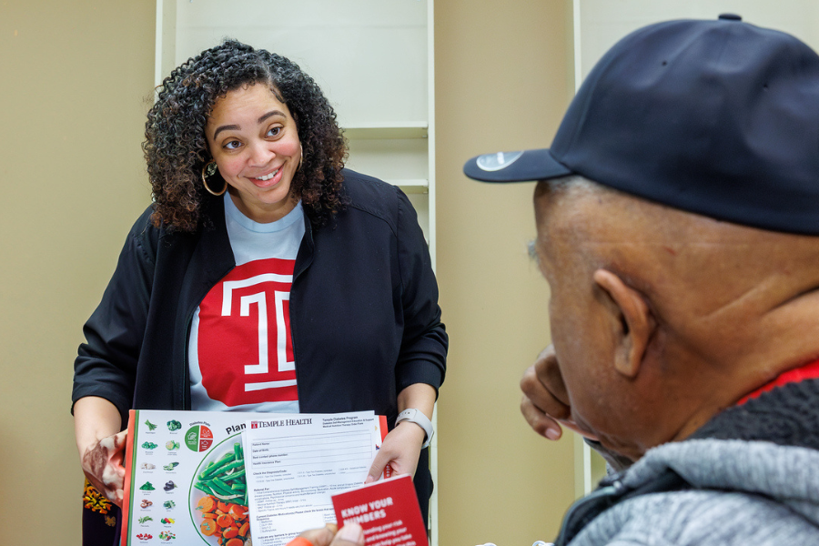 Certified Diabetes Care and Education Specialist Che Smith, RN provided nutrition education and helped shoppers get connected with Temple Health’s Diabetes Education Program.
