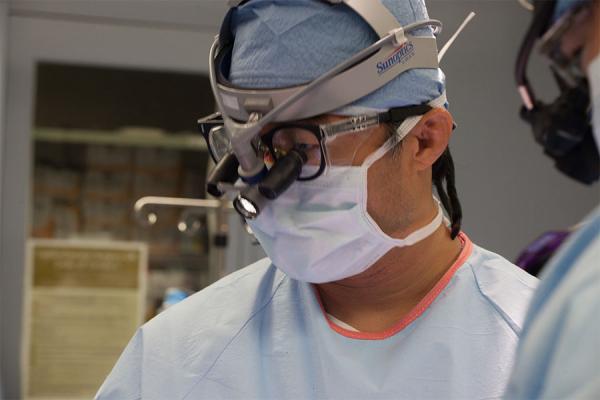 Dr. Toyoda performing lung transplant surgery